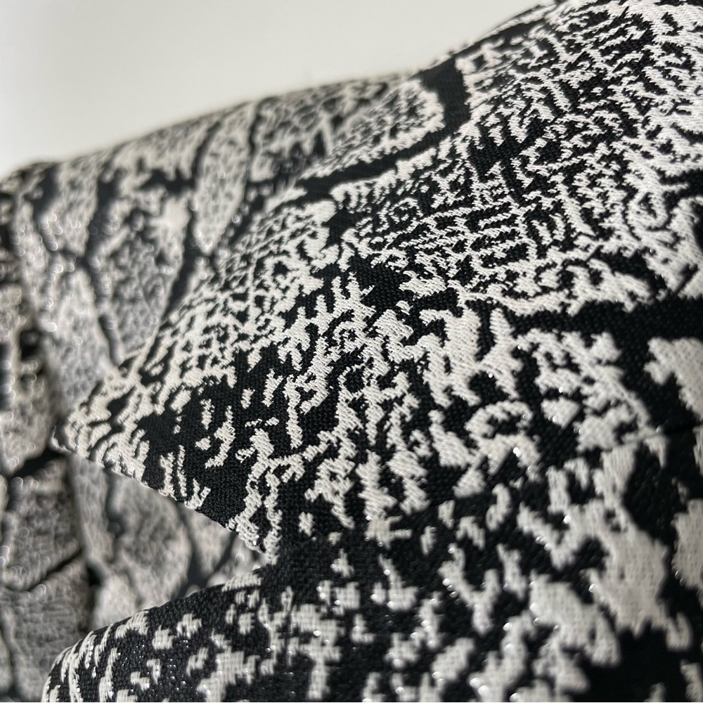 Jones Studio Sharp Black and SIlver Blazer, Animal Print, size 16W - Picture 6 of 10